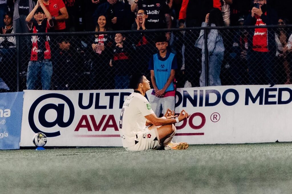 Ángel Zaldívar llegó a Costa Rica para convertirse en goleador del Alajuelense jugando al lado de Ronaldo Cisneros