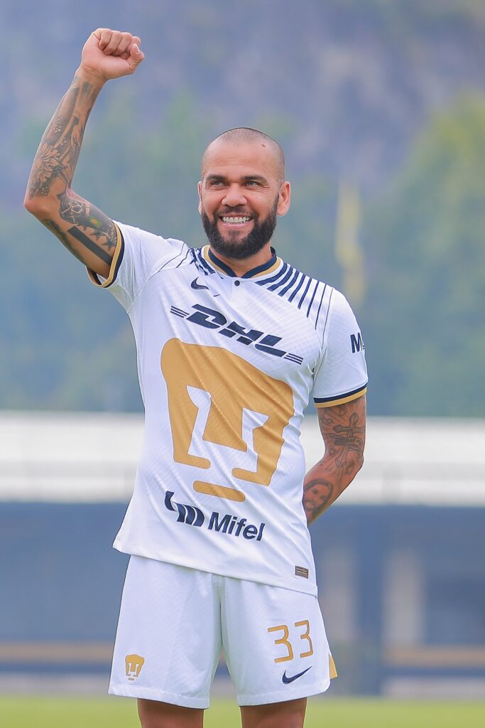 Dani Alves tuvo un paso para el olvido con Pumas, apenas jugó, fue acusado de violación y ahora deberá pagar 2.25 MDD por incumplimiento de contrato