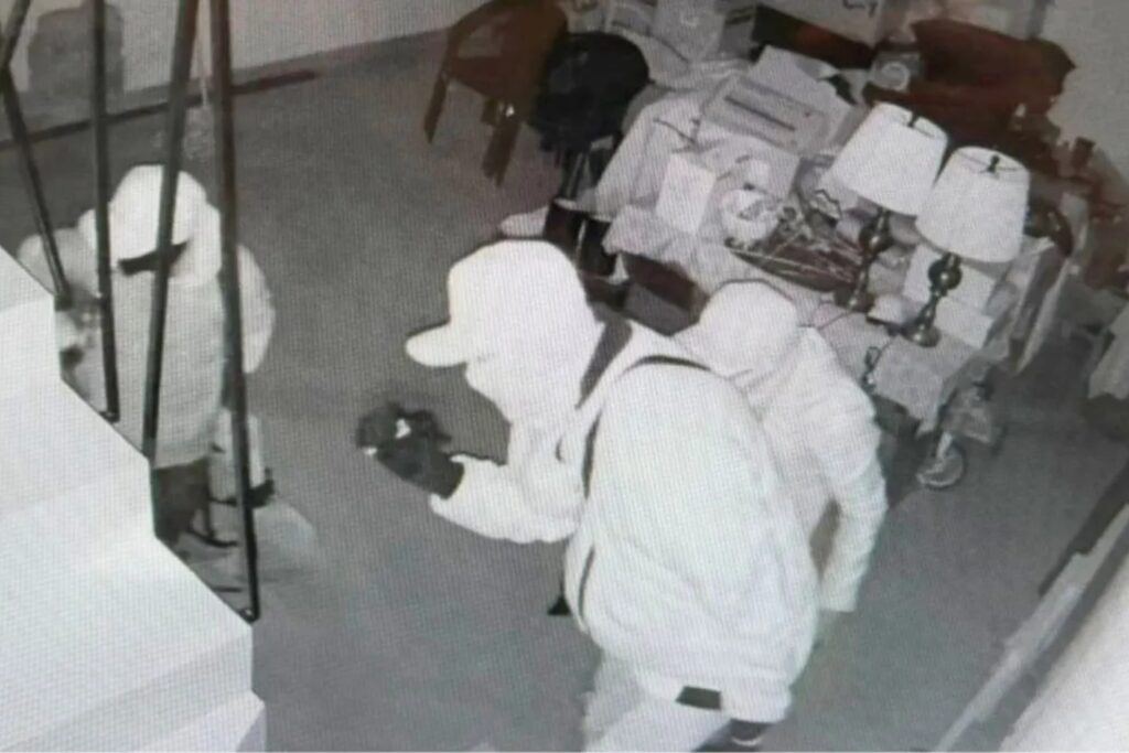 Las cámaras de seguridad de la casa captaron a los ladrones que asaltaron la casa de Irving Martínez