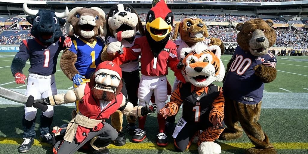 Las mascotas son uno de los aspectos más coloridos en los días de partido de la NFL