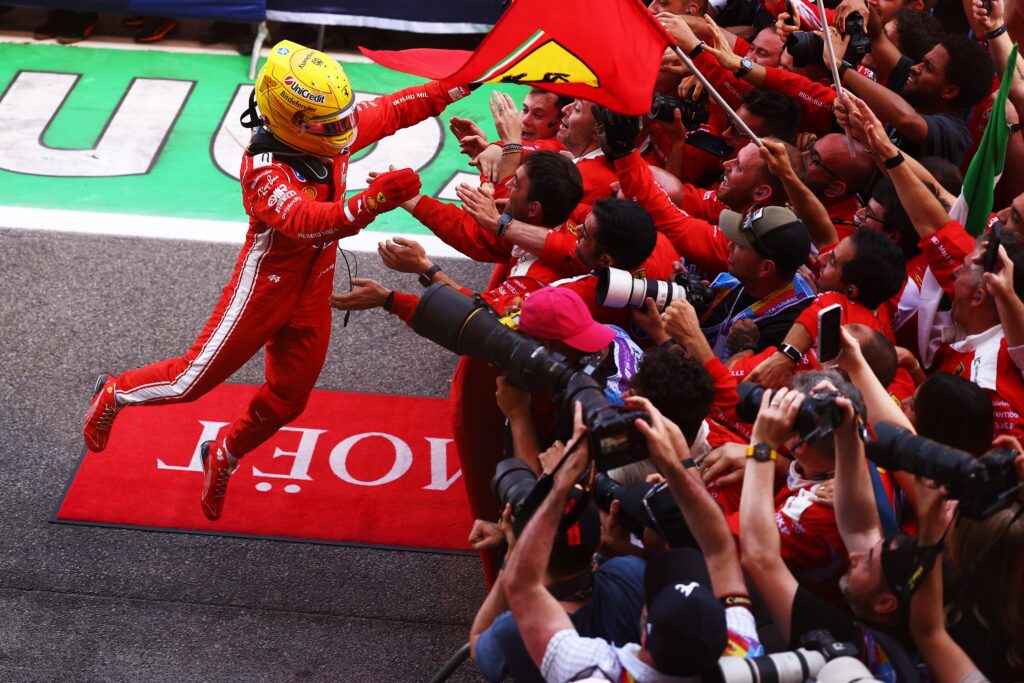 Lewis Hamilton festeja con la afición de Ferrari en una brillante temporada con la escudería italiana