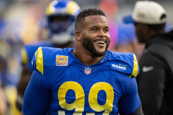 Si Aaron Donald regresa tras una temporada retirado, formaría una dupla temible con Myles Garret en la defensiva de Rams
