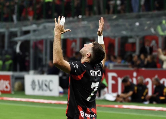 Santi Giménez está rcuperado de su lesión en el tobillo, pero no entra en planes del Milan para la siguiente temporada