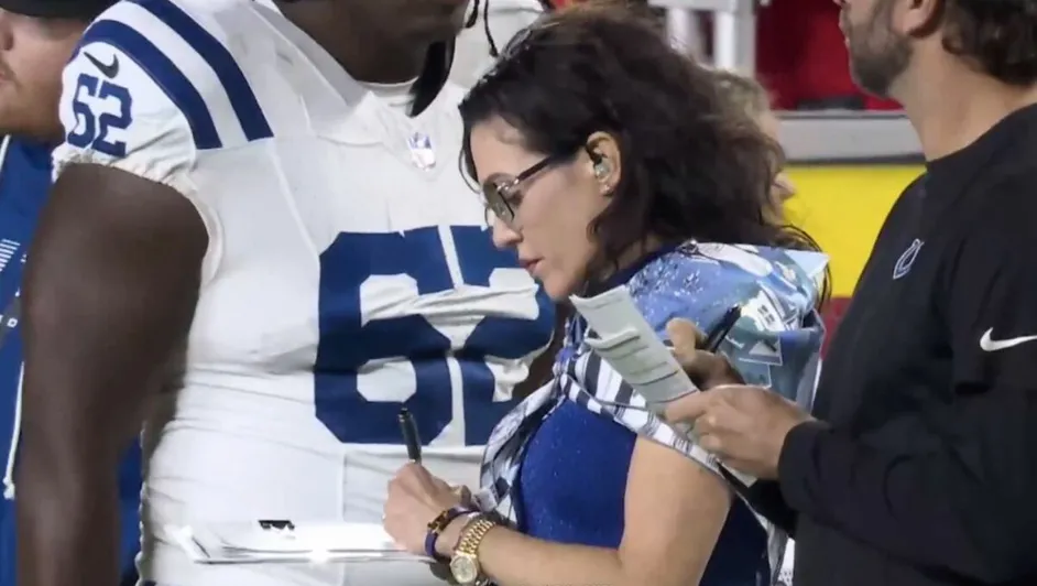 Carlie Irsay ha aparecido en las laterales de los Colts tomando notdas del desempeño del equipo durante los partidos