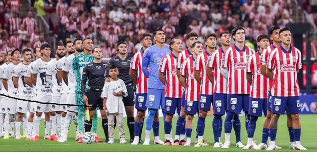 Chivas llega al Clásico Nacional como líder general y una victoria clara ante Pumas de 3-1
