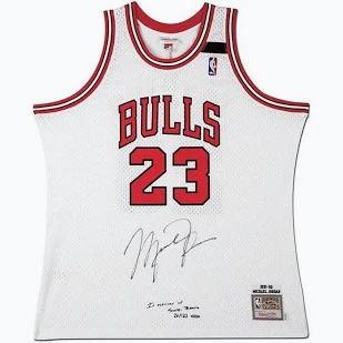 El jersey de Michael Jordan autografiado es uno de los artículos más valorados de la memorabilia de la NBA