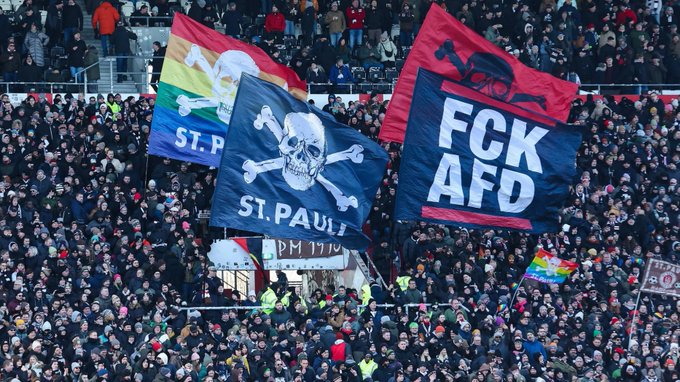 El FC St. Pauli compartió una foto que muestra una bandera con el lema “FCK AfD”