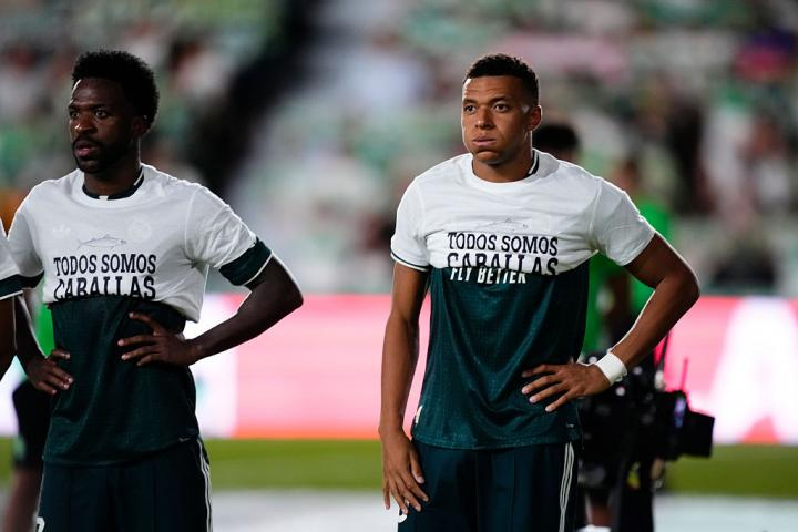 Mbappé, Vinícius y Konaté decidieron no mostrar el mensaje completo al saltar al campo del Elche