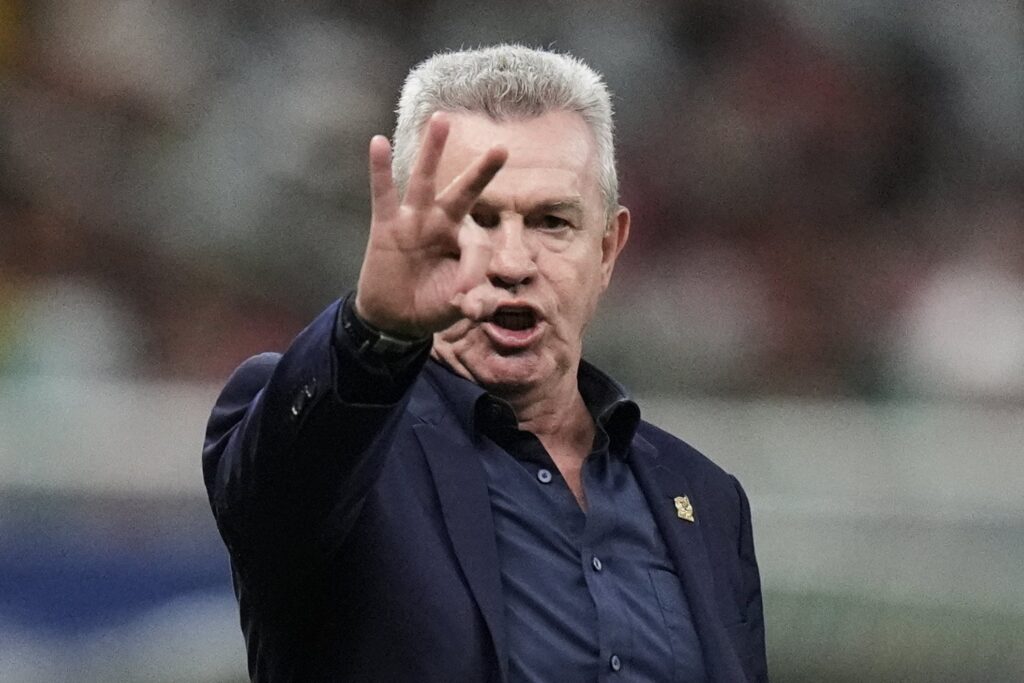 Javier Aguirre acordó dirigir al Valencia por el resto de la temporada y podría ser despedido sin penalización después de la primera vuelta del torneo
