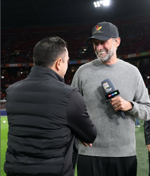 Jürgen Klopp (Alemania) y Xavi Hernández (Países Bajos) se presentaron con un empate en Amsterdam