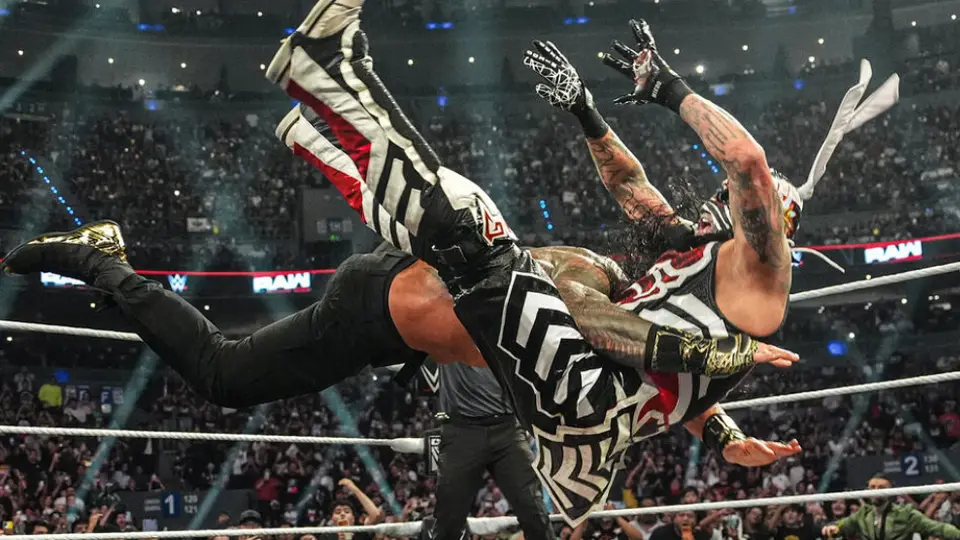 Penta dio una gran demostración de la lucha libre mexicana pero no le alcanzó para derrotar a Roman Reigns