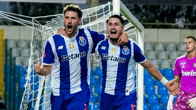Santi Giménez marcó desde los 11 pasos en la victoria del Porto