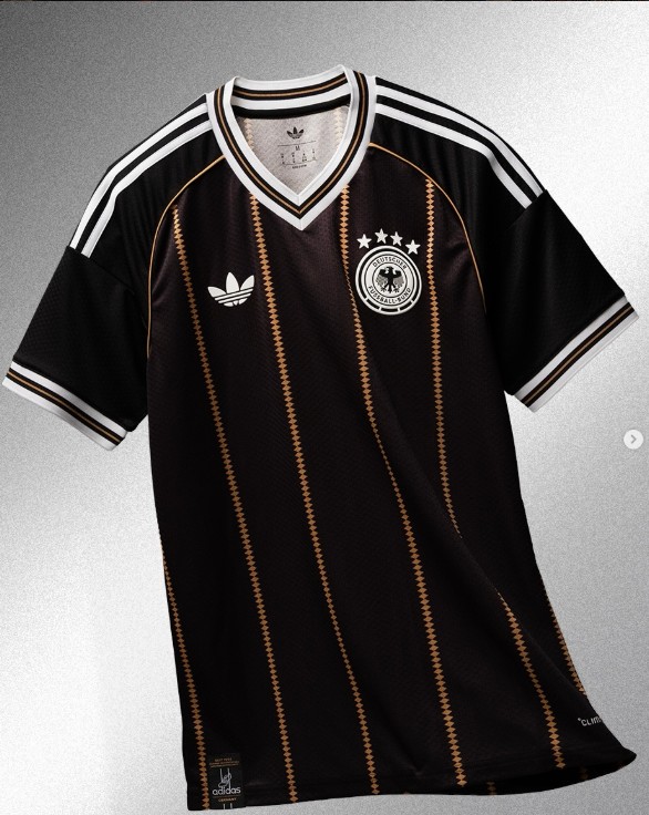 Alemania estrenó su nueva equipación en negro y dorado para la presentación de Jürgen Klopp como nuevo seleccionador, en la Nations League