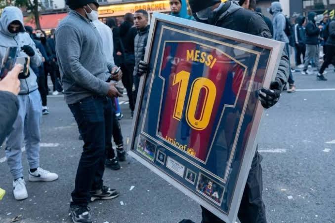 Durante las protestas, personas aprovecharon para saquear y se quedaron con artículos de colección de Lionel Messi