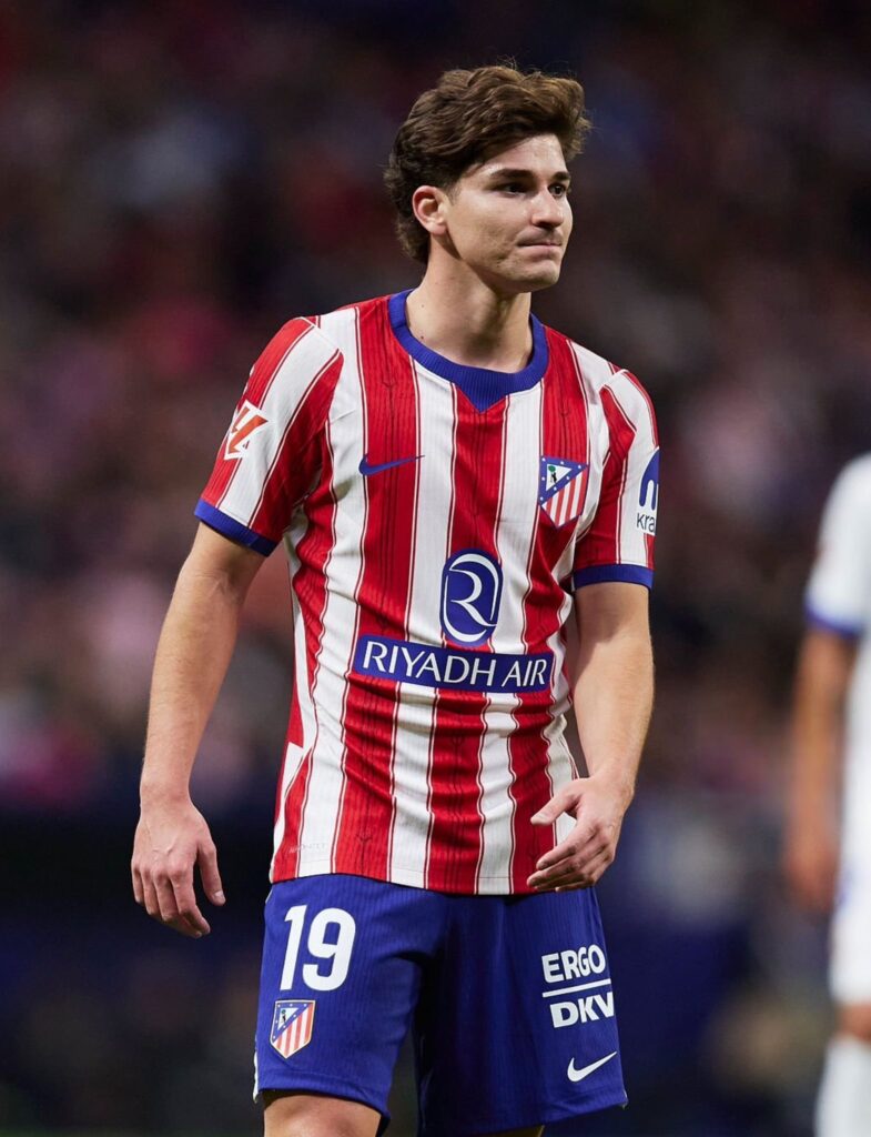 El Atlético acusó al Barcelona de haberse acercado al argentino, cuyo contrato se extiende hasta junio de 2030, sin notificarles primero por escrito.