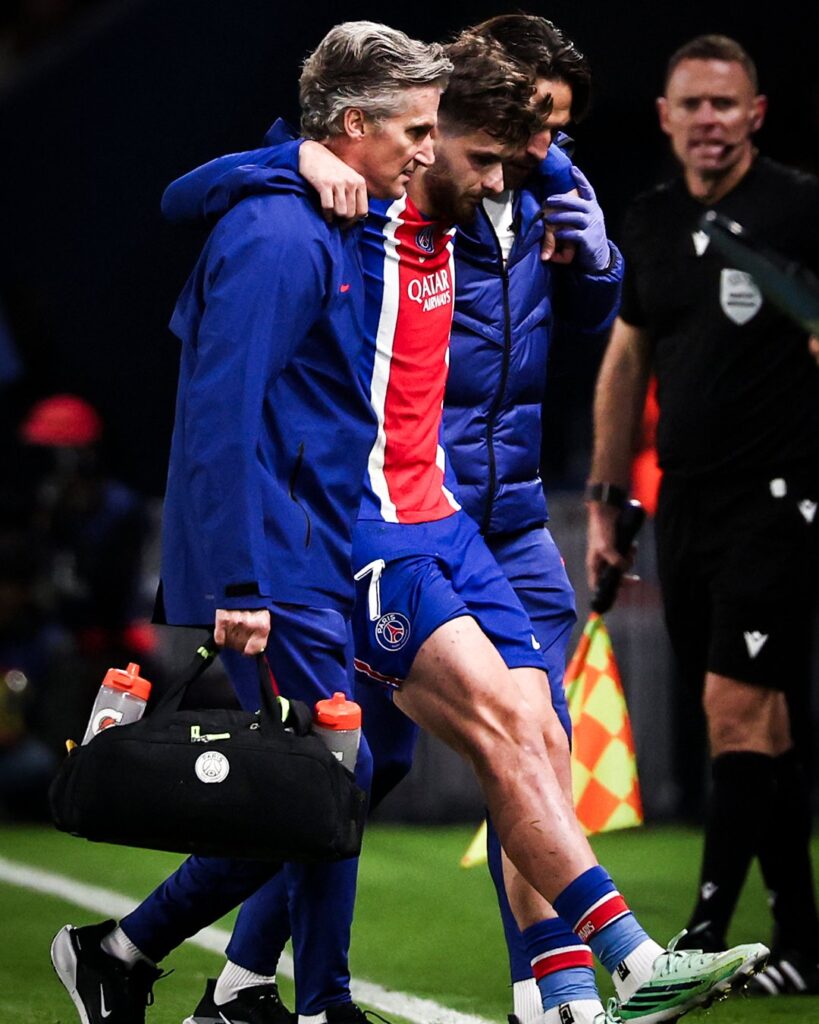 Khvicha Kvaratskhelia se rompió el ligamento cruzado anterior y su temporada terminó con el PSG.