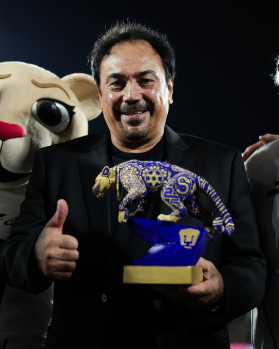 La LigaMX y los Pumas homenajeraron a Hugo Sánchez por el 50 aniversario de su debut profesional