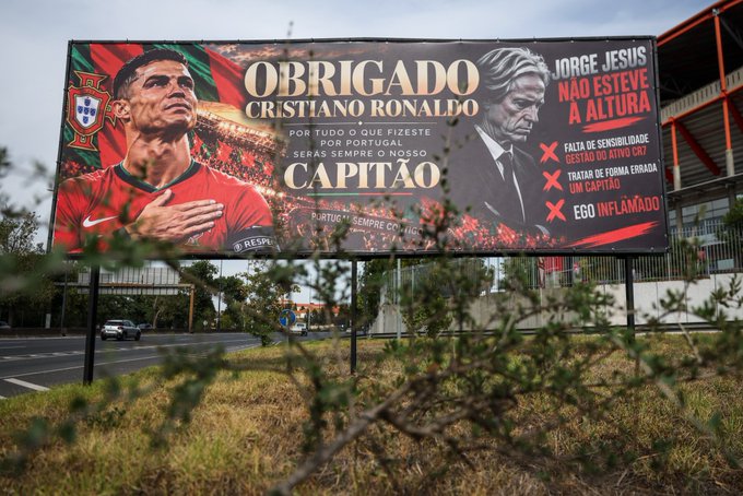La afición en Lisboa agradeció a Cristiano por su trayectoria y acusó al técnico nacional, Jorge Jesus de no estar a la altura de una figura mundial