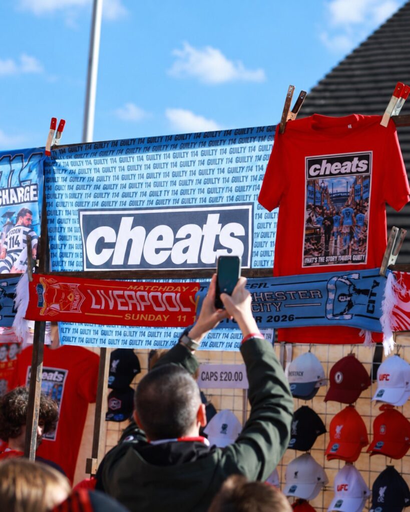 Los aficionadas del Liverpool recibieron con cánticos, pancartas y burlas al Manchester City, luego que fueron hallados cuplables de varias violaciones al reglamento de la Premier League