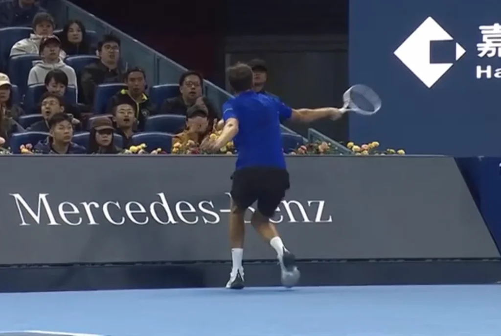 Medvedev fue descalificado justo cuando Djokovic estaba sacando para ganar el partido