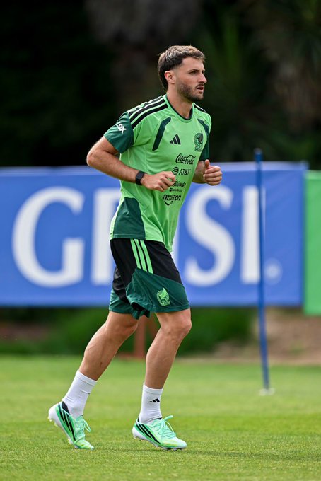 Santi también forma parte del proyecto de Rafa Márquez con la Selección Mexicana, pero enfrenta mayor competencia para jugar