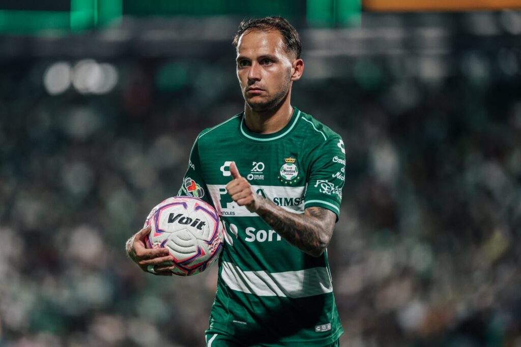 Santos venció este martes a Pumas 2-0 para hilar su sexto triunfo al hilo